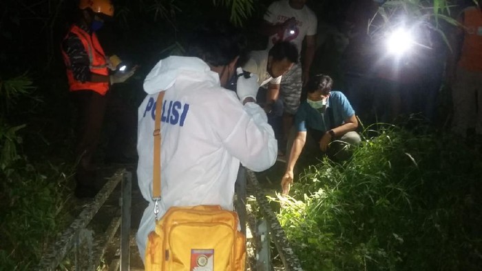 Polisi saat melakukan olah TKP