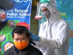 Dokter di Makassar Potong Rambut Massal Pakai Protap Corona