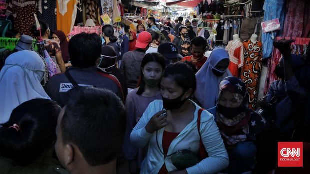 Warga mulai memadati pedagang kaki lima sekitar jalan Jatibaru, Tanah Abang. Jakarta, Minggu, 17 Mei 2020. Meski pemberlakuan PSBB Jakarta belum dicabut, sejumlah warga mulai melakukan aktivitas seperti biasa kembali. Data Kemenkes, 17.000 lebih warga telah positif terinfeksi corona, dengan kasus terbanyak DKI Jakarta dengan 5.881 kasus. CNNIndonesia/Adhi Wicaksono.