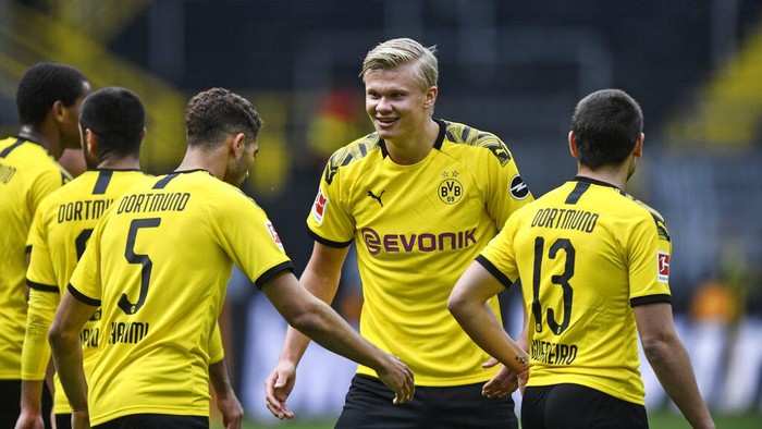Dortmunds Erling Haaland, center, celebrates after his team scored the 4th goal during the German Bundesliga soccer match between Borussia Dortmund and Schalke 04 in Dortmund, Germany, Saturday, May 16, 2020. The German Bundesliga becomes the worlds first major soccer league to resume after a two-month suspension because of the coronavirus pandemic. (AP Photo/Martin Meissner, Pool)