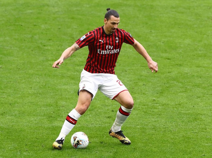 MILAN, ITALY - MARCH 08:  Zlatan Ibrahimovic of AC Milan in action during the Serie A match between AC Milan and Genoa CFC at Stadio Giuseppe Meazza on March 8, 2020 in Milan, Italy.  (Photo by Marco Luzzani/Getty Images)