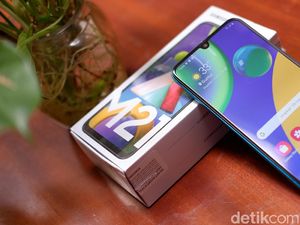 Galaxy M21, Tampang Biasa Baterai Oke Punya