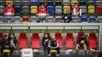 Mereka juga harus memakai masker. Sascha Schuermann/AFP pool via AP.
