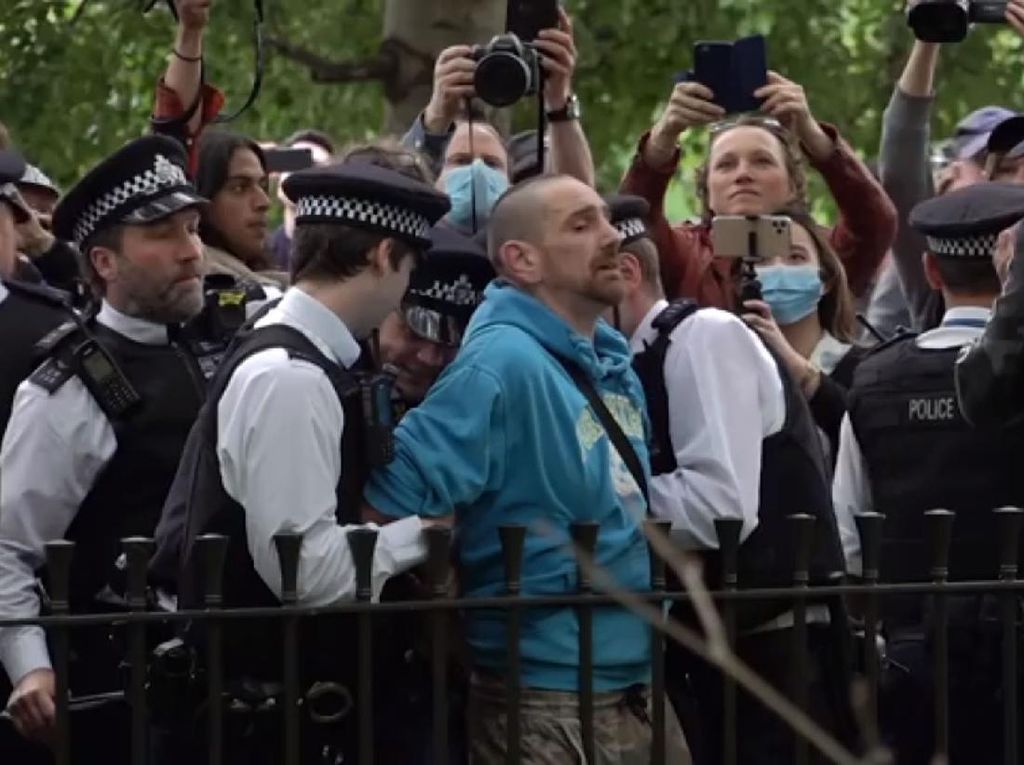 Video Pendemo di London Diamankan Gegara Langgar Social Distancing