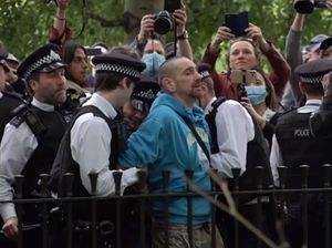 Video Pendemo di London Diamankan Gegara Langgar Social Distancing Video Pendemo di London Diamankan Gegara Langgar Social Distancing