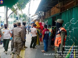 Pedagang Mulai Jualan, Padati Trotoar Pasar Tanah Abang