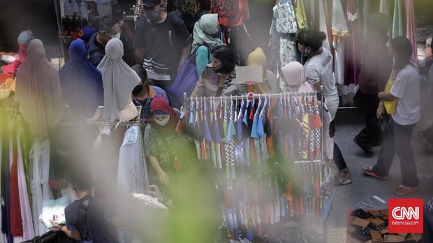Pasar Tanah Abang kembali Ramai Warga mulai memadati pedagang kaki lima sekitar jalan Jatibaru, Tanah Abang. Jakarta, Minggu, 17 Mei 2020. Meski pemberlakuan PSBB Jakarta belum dicabut, sejumlah warga mulai melakukan aktivitas seperti biasa kembali. Data Kemenkes, 17.000 lebih warga telah positif terinfeksi corona, dengan kasus terbanyak DKI Jakarta dengan 5.881 kasus. CNNIndonesia/Adhi Wicaksono.