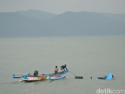 Cuaca Buruk, Sejumlah Perahu Nelayan Pantai Timur Pangandaran Rusak