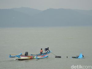 Cuaca Buruk, Sejumlah Perahu Nelayan Pantai Timur Pangandaran Rusak Cuaca Buruk, Sejumlah Perahu Nelayan Pantai Timur Pangandaran Rusak