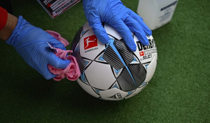Yang Beda saat Bundesliga Digelar di Tengah Corona

Bundesliga telah menggelar pertandingan di tengah pandemi Corona. Ada momen-momen berbeda jika dibandingan pertandingan normal pada umumnya. Ini di antaranya.