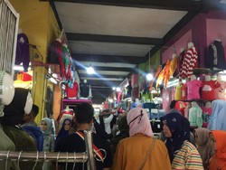 Jelang Lebaran, Warga Garut Tumpah ke Kota Berburu Baju Dulag