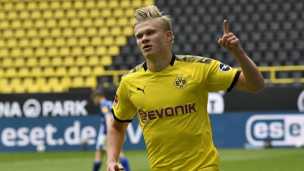 Dortmund's Erling Haaland celebrates after scoring the opening goal during the German Bundesliga soccer match between Borussia Dortmund and Schalke 04 in Dortmund, Germany, Saturday, May 16, 2020. The German Bundesliga becomes the world's first major soccer league to resume after a two-month suspension because of the coronavirus pandemic. (AP Photo/Martin Meissner, Pool)