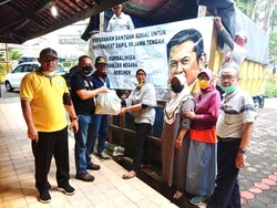 Ketua MPR Bagikan Ribuan Paket Sembako ke Warga Jateng