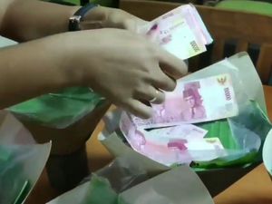 Juragan Tas yang Bagi Nasi Bungkus Isi Uang Rp 1 Juta Ngaku Tak Cari Pujian Juragan Tas yang Bagi Nasi Bungkus Isi Uang Rp 1 Juta Ngaku Tak Cari Pujian