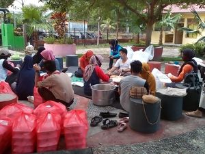 Pasok Makanan Sahur-Buka Puasa Korban Banjir, BPBD Lutra Dirikan Dapur Umum