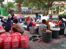 Pasok Makanan Sahur-Buka Puasa Korban Banjir, BPBD Lutra Dirikan Dapur Umum