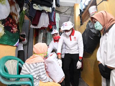 Susuri Gang Sempit, Sandiaga Uno Tebar Sembako
