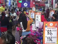 Langgar PSBB, Warga Menyemuti Toko Baju di Subang