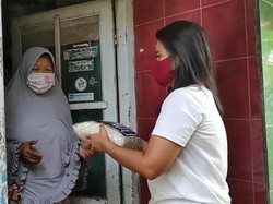 Heboh Donasi Nasi Bungkus Isi Uang Rp 1 Juta, Wanita Ini Juga Bagikan Beras Bahagia
