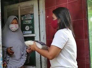 Heboh Donasi Nasi Bungkus Isi Uang Rp 1 Juta, Wanita Ini Juga Bagikan Beras Bahagia Heboh Donasi Nasi Bungkus Isi Uang Rp 1 Juta, Wanita Ini Juga Bagikan Beras Bahagia