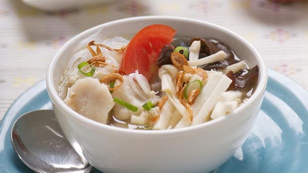 Tekwan is a fish soup typical of Palembang, Indonesia. The fish cakes are made from the dough of fish and tapioca similar to pempek. The fish cake is cut in small sizes and presented in shrimp broth with a distinctive flavor, served with rice vermicelli, mushrooms, sliced jicama, and sprinkled with sliced fresh celery, scallion and fried shallot. Some versions use prawns as an ingredient.