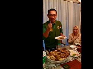 Momen Ridwan Kamil Buka Puasa Nasi Kebuli Kiriman Gubernur Khofifah