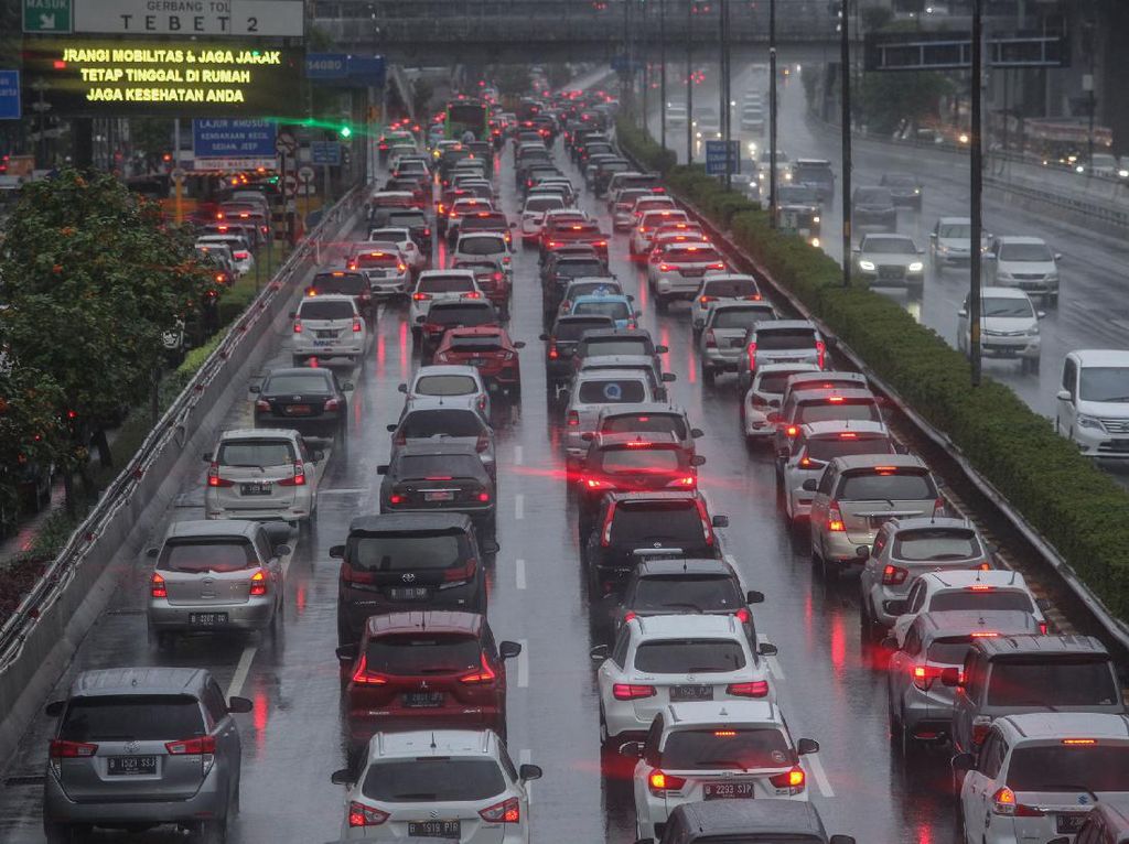 Hampir Setengah Juta Kendaraan Keluar Jabodetabek Via Tol sampai H-1 Lebaran Hampir Setengah Juta Kendaraan Keluar Jabodetabek Via Tol sampai H-1 Lebaran