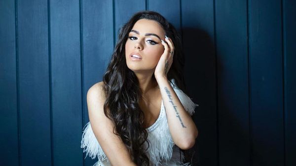 Potret Penyanyi Cantik Cher Lloyd yang Malah PD Setelah Punya Stretch Marks