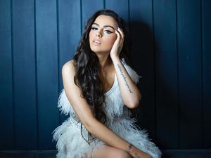 Potret Penyanyi Cantik Cher Lloyd yang Malah PD Setelah Punya Stretch Marks