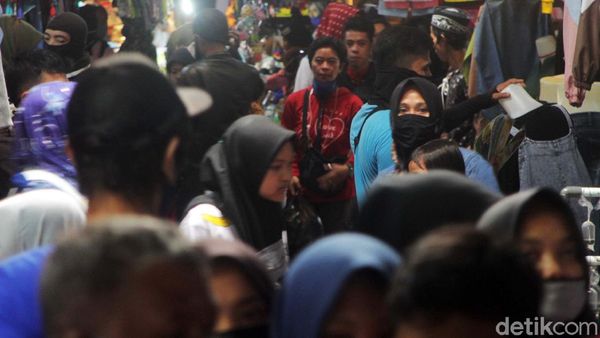 Meski PSBB, Pasar Tanjungsari Sumedang juga Diserbu Warga