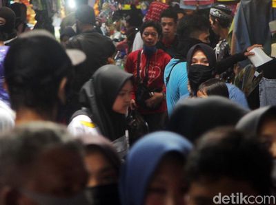 Meski PSBB, Pasar Tanjungsari Sumedang juga Diserbu Warga