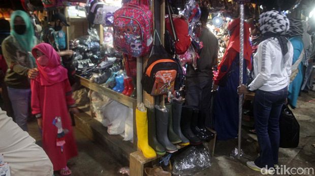 Di tengah penerapan PSBB, Pasar Tanjungsari di Kabupaten Sumedang tetap ramai diserbu warga. Mereka berbelanja kebutuhan jelang hari raya Idul Fitri.
