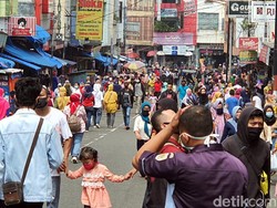Di Tengah PSBB, Warga Sukabumi Berburu Baju Lebaran di Pusat Pertokoan