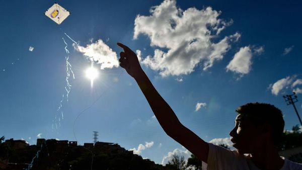 Asyiknya Anak-anak di Brasil Bermain Layangan