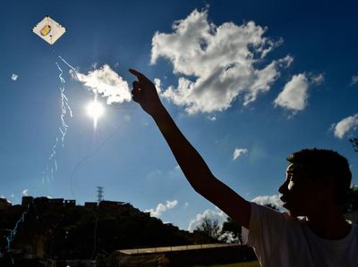 Asyiknya Anak-anak di Brasil Bermain Layangan