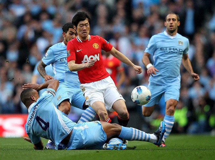 MANCHESTER, ENGLAND - APRIL 30:  Ji-Sung Park of Manchester United is tackled by Vincent Kompany of Manchester City during the Barclays Premier League match between Manchester City and Manchester United at the Etihad Stadium on April 30, 2012 in Manchester, England.  (Photo by Alex Livesey/Getty Images)