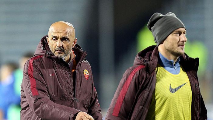 EMPOLI, ITALY - FEBRUARY 27: Luciano Spalletti and Francesco Totti of AS Roma after during the Serie A match between Empoli FC and AS Roma at Stadio Carlo Castellani on February 27, 2016 in Empoli, Italy. (Photo by Gabriele Maltinti/Getty Images)