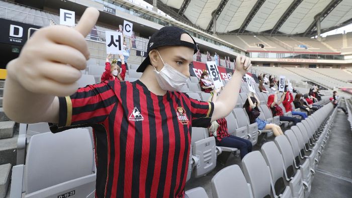fc seoul gwangju fc k-league liga korea boneka seks sex doll In this May 17, 2020 photo, cheering mannequins are installed at the empty spectators seats before the start of a soccer match between FC Seoul and Gwangju FC at the Seoul World Cup Stadium in Seoul, South Korea. A South Korean professional soccer club has apologized after being accused of putting sex dolls in empty stands during a match Sunday in Seoul. In a statement, FC Seoul expressed