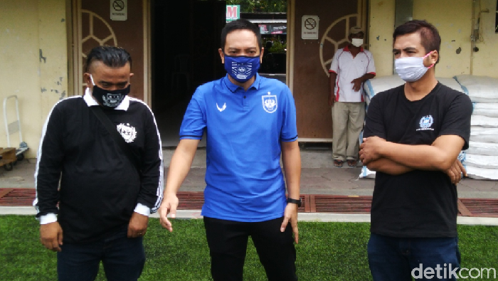 PSIS Semarang, Yoyok Sukawi, melakukanbakti sosial.