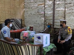 Polisi Tuban Bagikan Sembako dan Uang Tunai ke Korban Kecelakaan