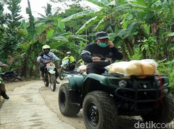 Asyiknya Berbagi Bansos Sambil Trabas Bareng Komunitas Motor Trail Sukabumi