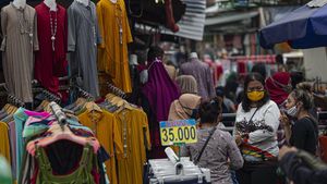 Pedagang Tanah Abang Nekat Berjualan saat PSBB