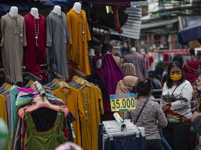 Pedagang Tanah Abang Nekat Berjualan saat PSBB