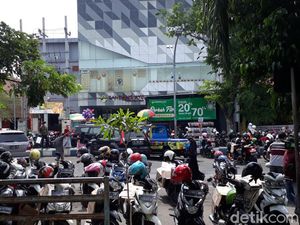 Pertokoan di Pasuruan Ramai Jelang Lebaran, Physical Distancing Diabaikan
