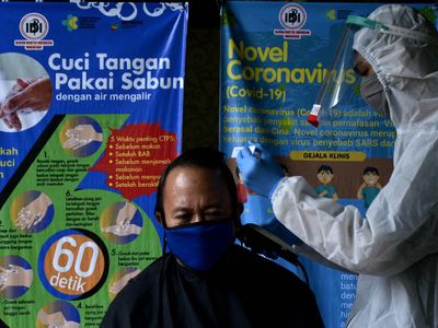Tukang Potong Rambut juga Ber-APD Lengkap