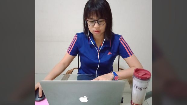 Cindy Tan, pemandu wisata, harus beradaptasi dengan wisata gaya baru. Kini ia memandu wisata virtual bermodal koneksi internet dan laptop.