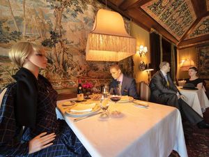 Boneka Panda dan Boneka Kertas Meriahkan Restoran Usai Lockdown