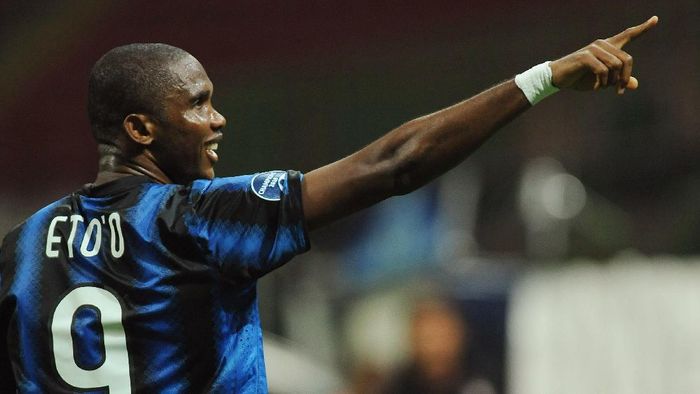 MILAN, ITALY - SEPTEMBER 29: Samuel Etoo of FC Internazionale Milano celebrates after scoring the opening goal during the UEFA Champions League group A match between FC Internazionale Milano and SV Werder Bremen at Stadio Giuseppe Meazza on September 29, 2010 in Milan, Italy. (Photo by Valerio Pennicino/Getty Images)