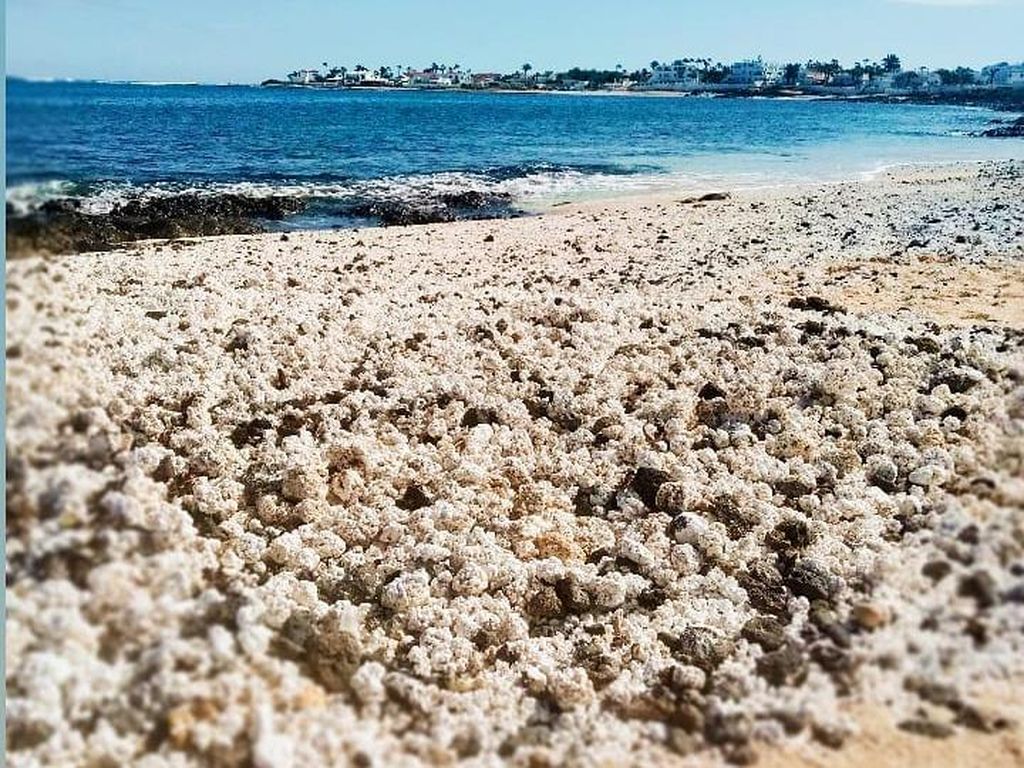 Potret Pantai Spanyol yang Punya Pasir Popcorn