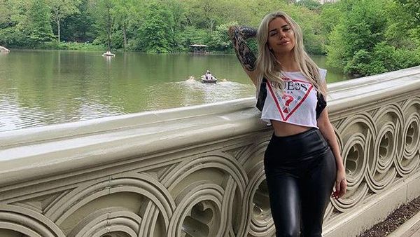 Pesona Model Dijuluki Barbie di Kehidupan Nyata yang Punya Banyak Tato